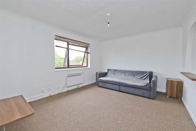 18, Robins Close, Uxbridge photo 4