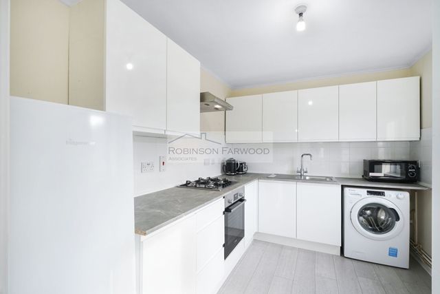 Flat to rent in Chadwick Close, London