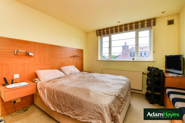 Flat for sale in Charter Way, Finchley