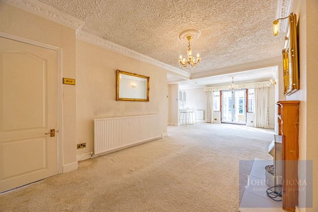 1, Caernarvon Drive, Clayhall photo 2