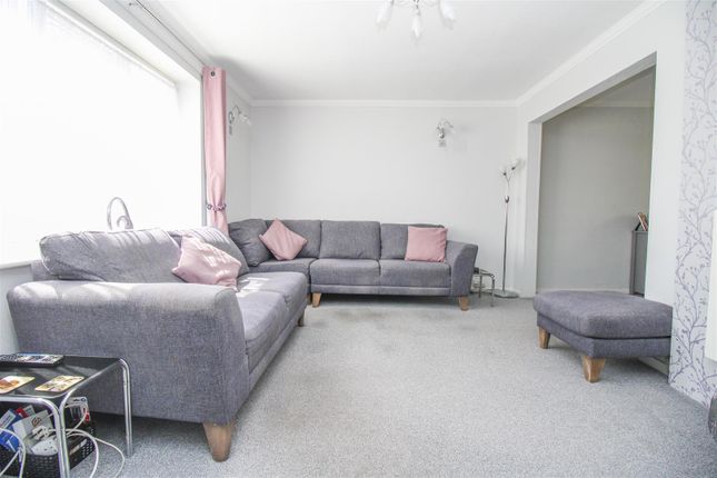 39, Wooding Grove, Harlow photo 2