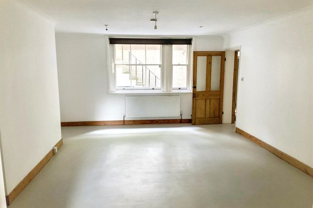 15, Basement Flat, Victoria Park, Dover photo 2