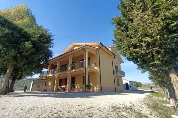 Farmhouse for sale in Chieti, Sant\'eusanio Del Sangro, Abruzzo, CH66037