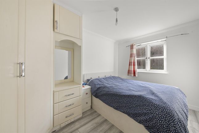 Flat for sale in Vicarage Farm Road, Heston, Hounslow