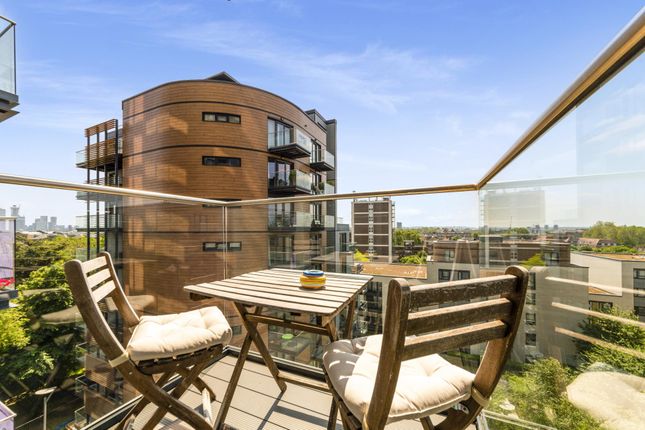 Flat to rent in Park Vista Tower, 21 Wapping Lane, London