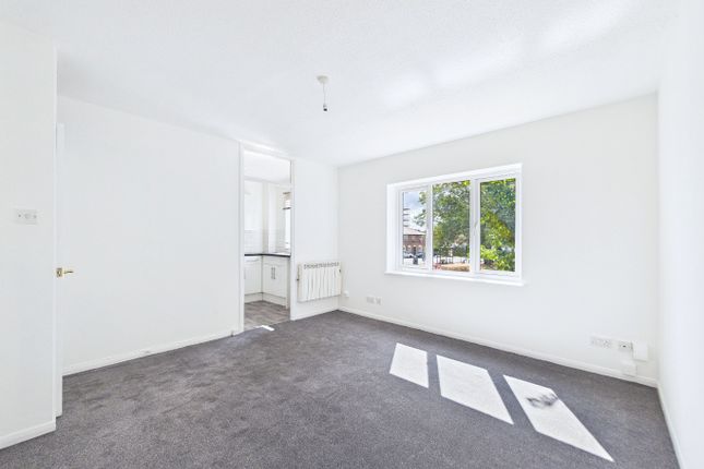 38 Benyon Path, South Ockendon, Essex photo 3