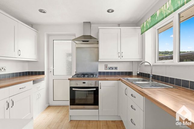 33, Willow Road, Cheltenham photo 2