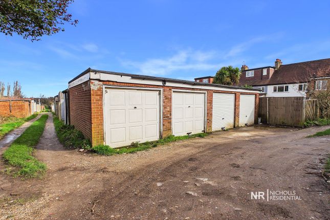 96b, Gilders Road, Chessington photo 4