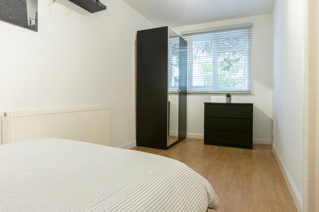 Flat to rent in Nightingale Road, London
