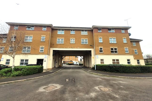 Flat to rent in Pickfords Gardens, Slough