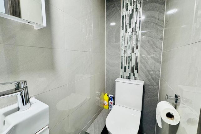 Flat 10, 75, Chaplin Road, Wembley photo 4