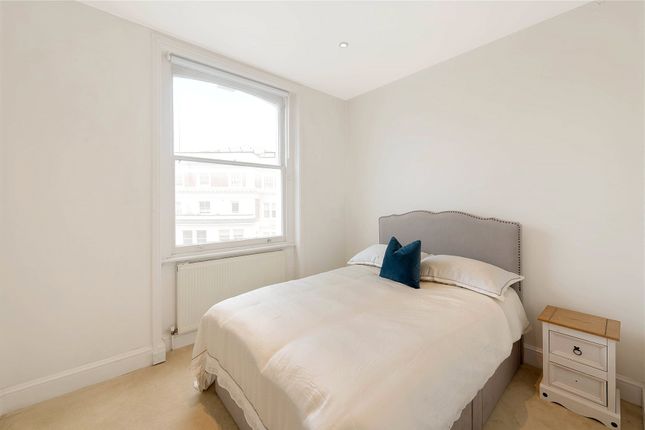 Flat for sale in Stanley Crescent, London