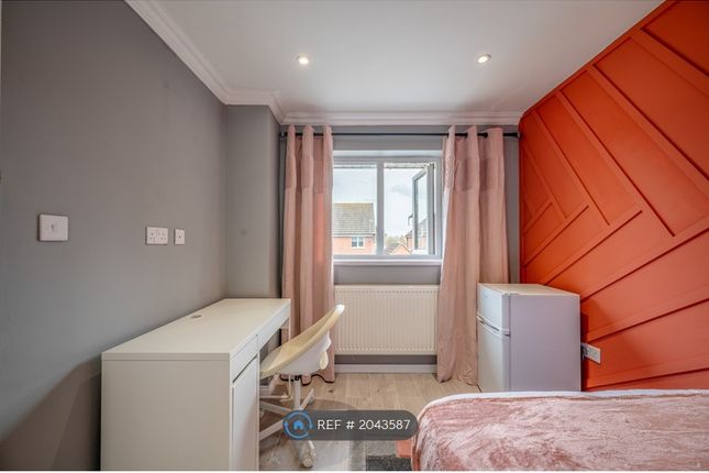 Room to rent in Dencourt Crescent, Basildon