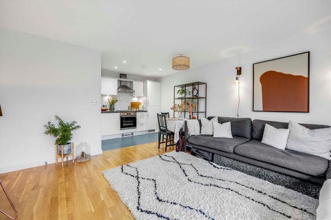 Thumbnail Flat to rent in Garratt Lane, Earlsfield