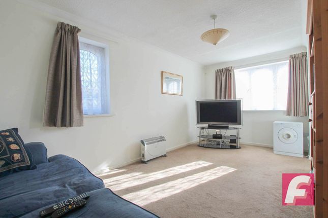 Flat to rent in Chiswell Court, Watford