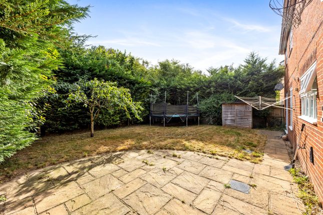 11 Abergavenny Gardens, Crawley photo 4