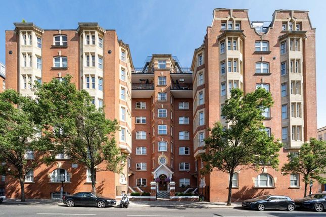 Flat to rent in Moscow Road, London