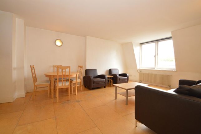 2 bed flat to rent in Goswell Road, Clerkenwell EC1V