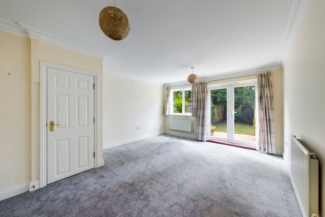 7, Dew Pond Close, Horsham photo 3