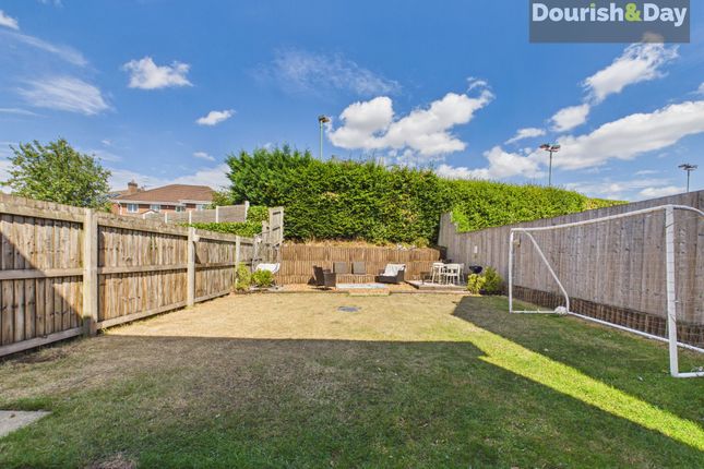 8 Meadowside, Stone photo 4