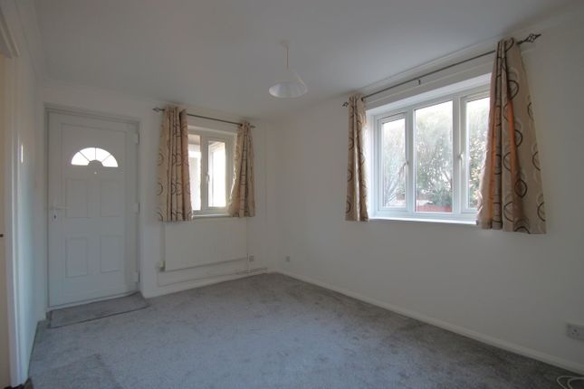 25, Blunden Close, DAGENHAM photo 2