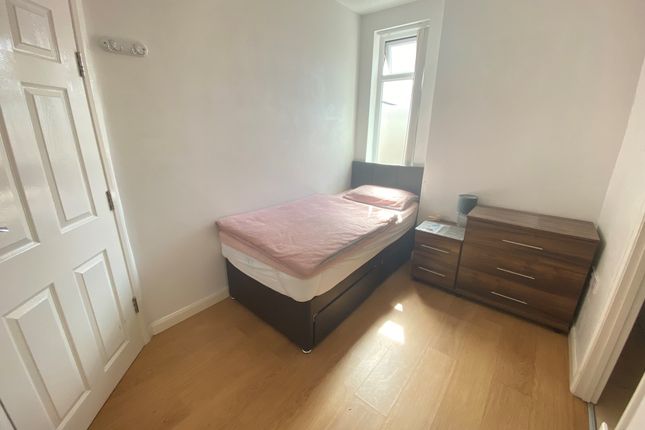 Rm 3, 7, Eastfield Road, Leicester photo 2