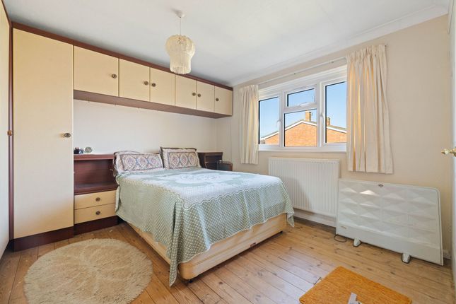 3 Manor Close, Chichester photo 3