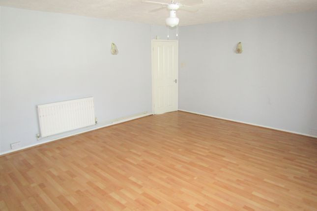 2 bed flat to rent in Old Pier Street, Walton On The Naze, Essex CO14