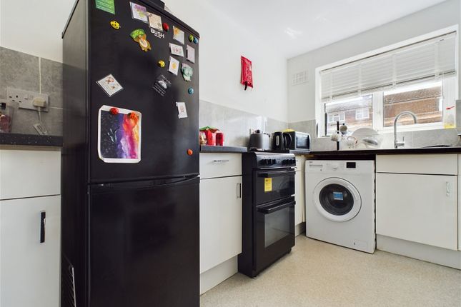 34, Millfield, Lancing photo 3