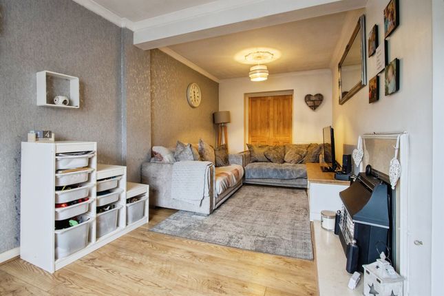 24, Eastwood Crescent, Leeds photo 3