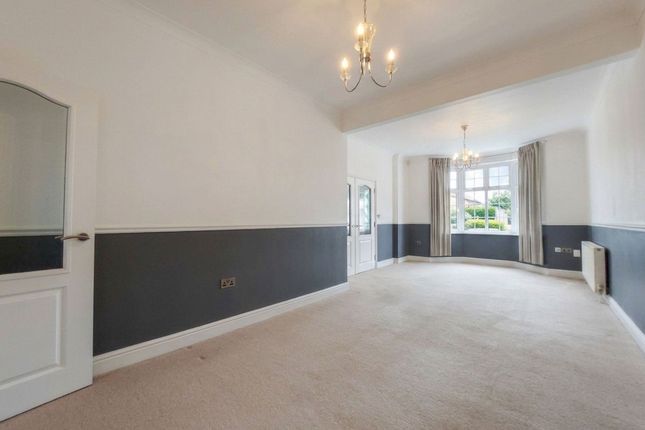 210 Squires Lane, London photo 2