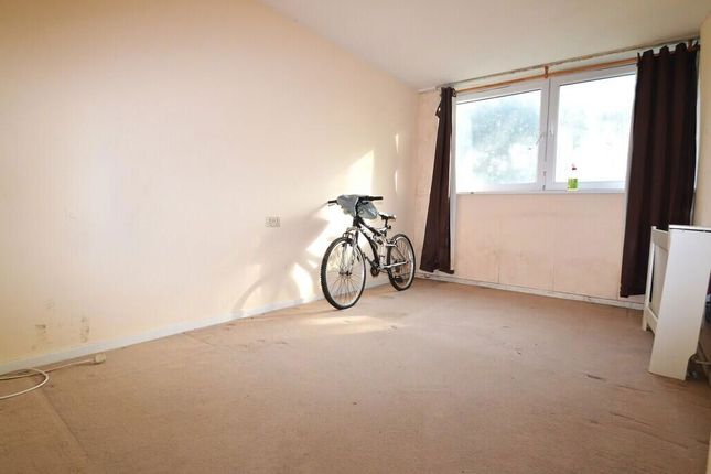 10, The Oaks, London photo 2