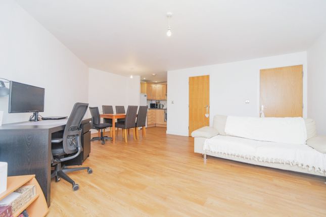 Flat 61/Long Acre House, Pettacre Close, London photo 3