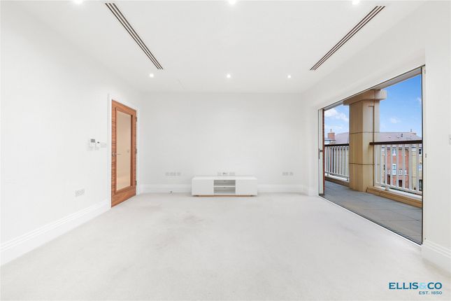 Thumbnail Flat for sale in High Road, North Finchley