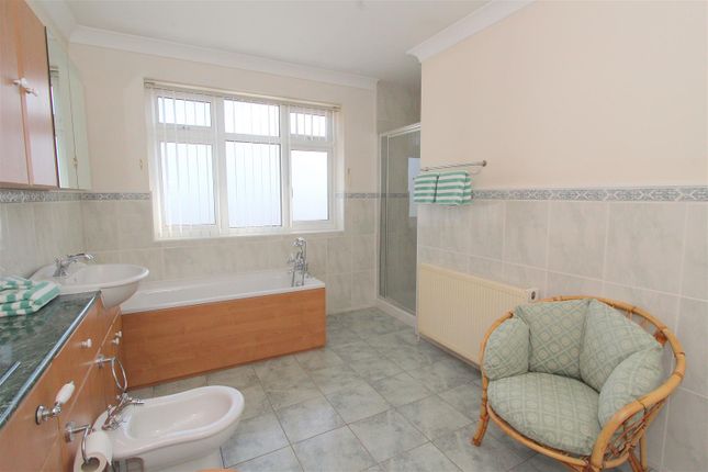 Bed 3 Ensuite B.Jpg