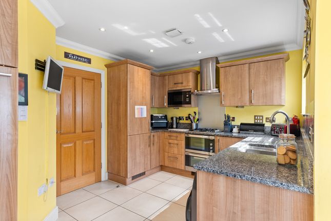 6, Searchwood Heights, Warlingham photo 4