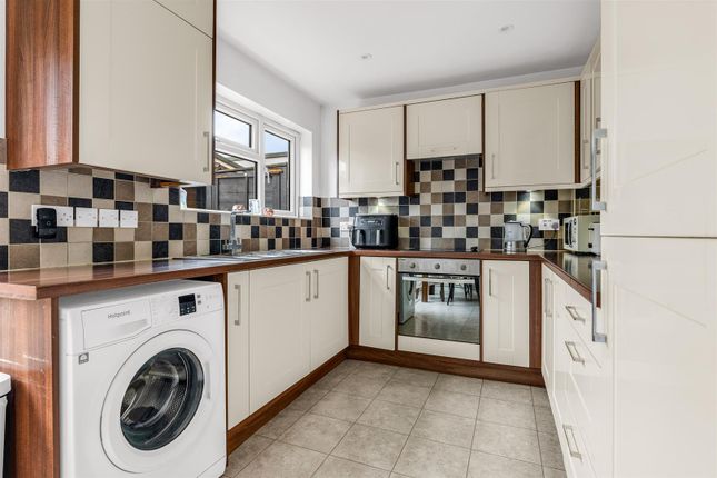 48, Middlefield, Welwyn Garden City photo 3
