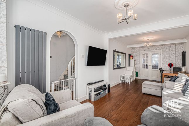 61, Caterham Avenue photo 3