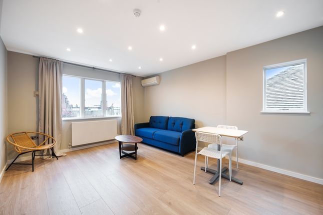 Flat to rent in Hayes Crescent, London