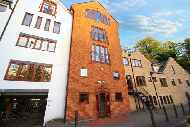 Thumbnail Flat to rent in Millbrook, Guildford