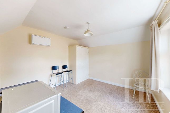 Flat 3, The Parsons Pig, Balcombe Road, Crawley, Crawley photo 4