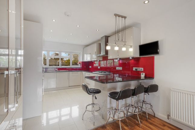 12 Wrenwood Way, Pinner, Greater London photo 2