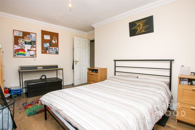 Flat to rent in Groves Close, Colchester, Essex