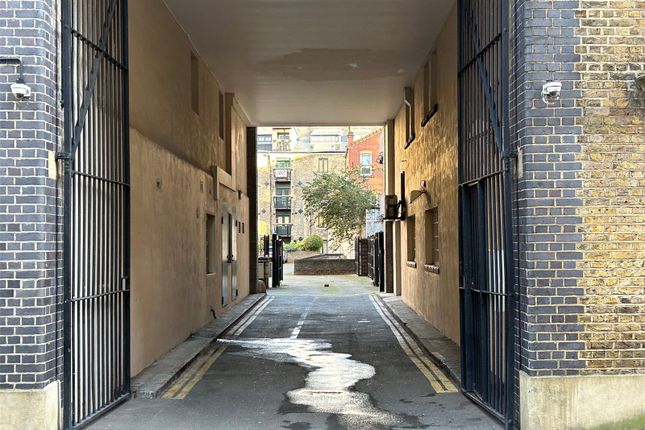 Parking/garage for sale in Curlew Street, London