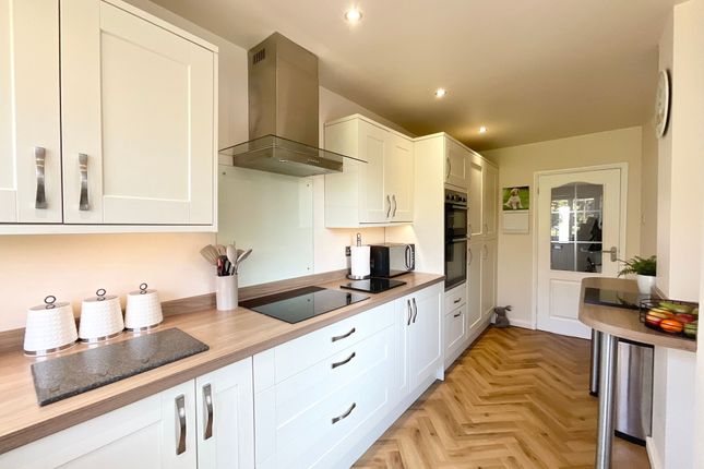 22 Rock Crescent, Stone photo 2