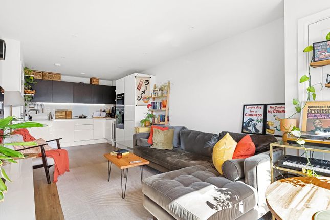 8 Featherstone Apartments, 91, Queens Road, London photo 4