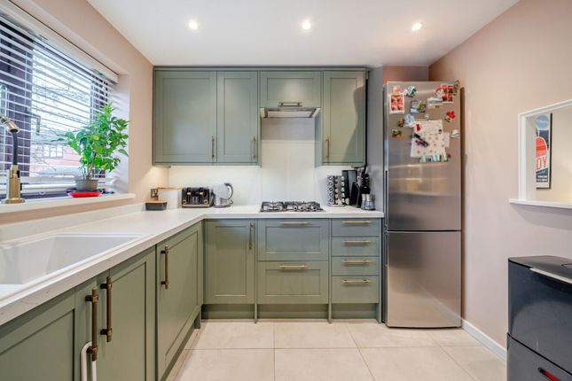 35 Campbell Close, London photo 3