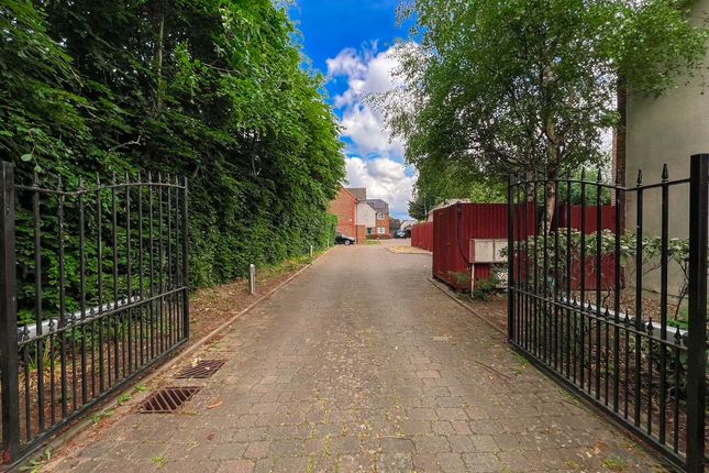 Knights Close, West Molesey photo 3