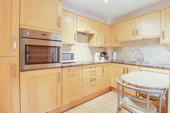 Flat 7 Hamilton Court, 120, Long Road, Canvey Island photo 3