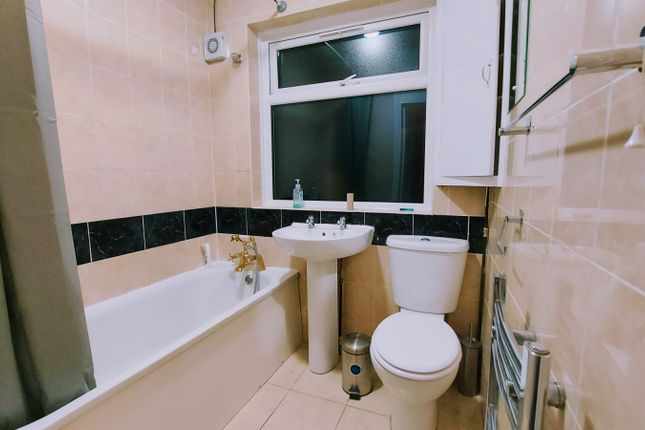 13, Pembroke road, Palmers Green photo 2